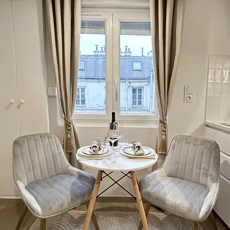 Brand New Properties Near La Madeleine ! Parijs Buitenkant foto
