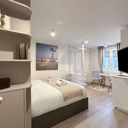 Brand New Properties Near La Madeleine ! Parijs Buitenkant foto